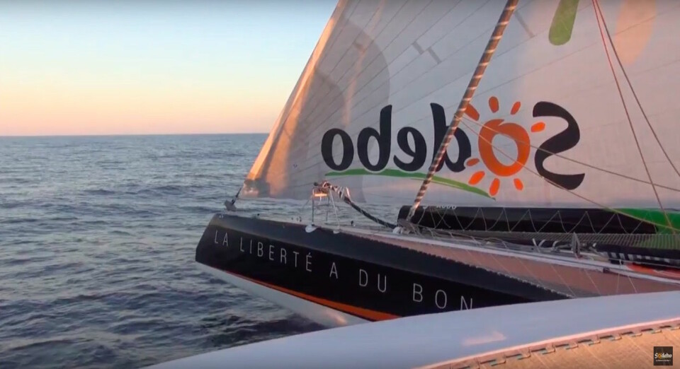 HØYTRYKK: «Sodebo Ultime» bærer fulle seil. Båten er på 43 grader syd, og vanntemperaturen er på 7 grader.