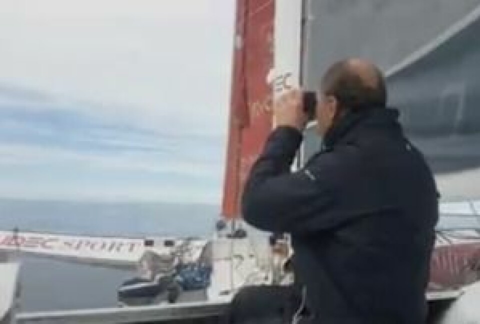VIND: Skipper Francis Joyon seider etter vind ved Falklandsøyene.
