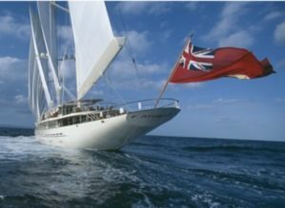 FLAGG: «Athena» befinner seg i Karibia, men kan ikke kjøpes av amerikanere for seiling i USA.