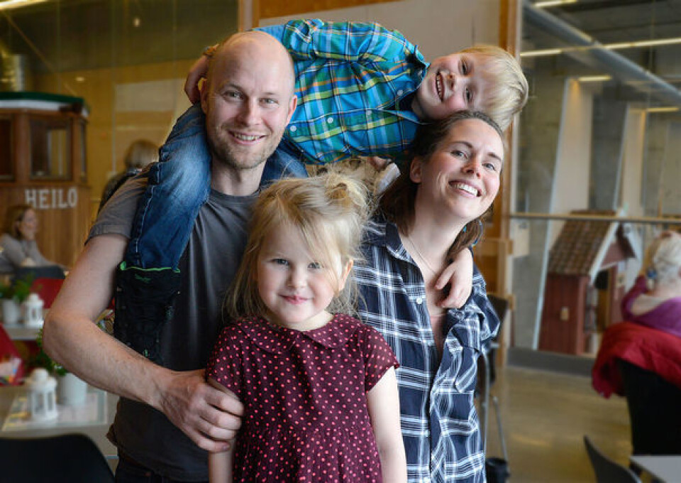 FAMILIE: Kleng og Anne Bråtveit hadde med sin to minste, Edgar og Miti på langturforedraget. De to barna har vokst opp i seilbåt.