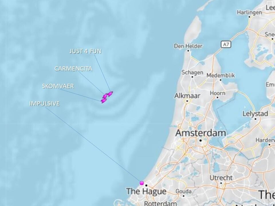 AIS: Båtene ligger utenfor Nederland, en av båtene har tatt en sving inn til land. AIS: Båtene ligger utenfor Nederland, en av båtene har tatt en sving inn til land.