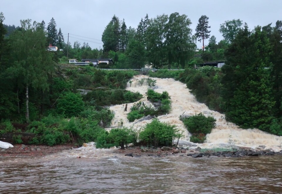 VÅTT: Flomtilstand i elv ned i Drøbaksund fra Hurum. Vannet ble brunt på grunn av regnet.