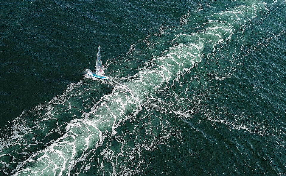 HEKKSJØ: Ett seilbrett blir liten mot hekksjøen til de store fritidsbåtene.
