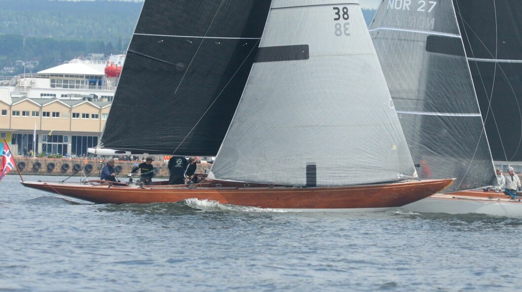 6MR: «Wanda» holder høy fart ut fjorden.