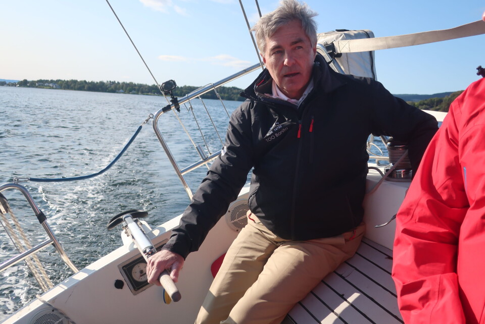 GREP: USAs ambassadør Kenneth Braithwaite er imponert over norsk sjømannskap, og hadde selv et sikkert grep om roret i «Cilantra».