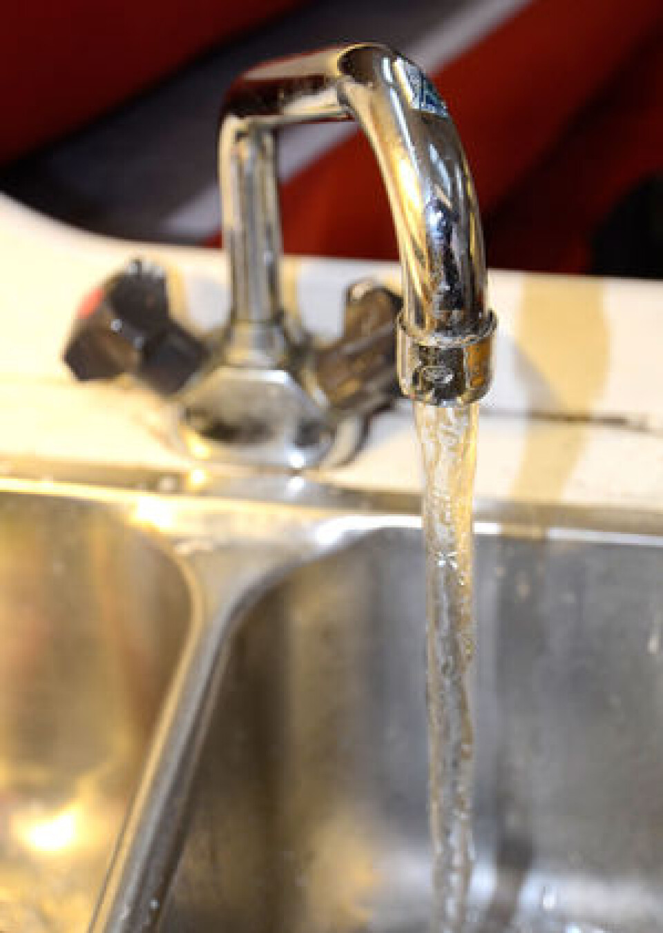 TØM: Vanntanken bør tømmes før frosten setter inn, men det er umulig å få ut alt. Litt frostvæske kan hindre frostsprengning, men du må velge en type som ikke er giftig.