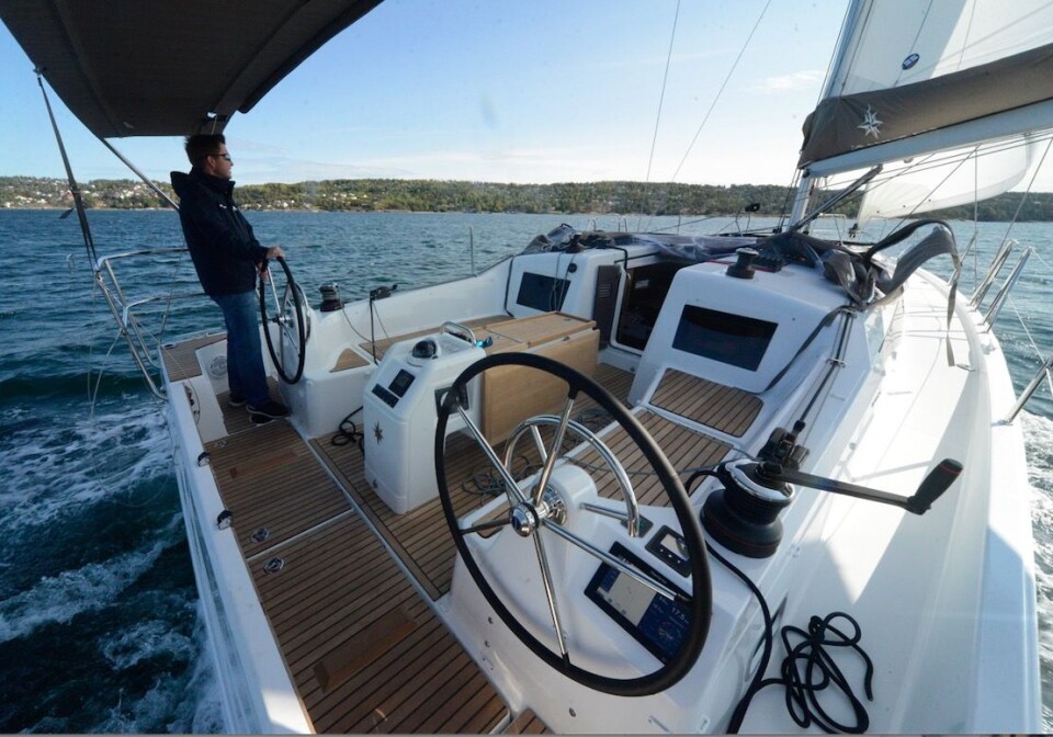COCKPIT: Skjøter er trykket tilbake til rormannen, mens fall og reveliner er på på hyttedekk. Nedgangen er plassert litt mot babord. Styrbord benk har en liten knekk. COCKPIT: Skjøter er trykket tilbake til rormannen, mens fall og reveliner er på på hyttedekk. Nedgangen er plassert litt mot babord. Styrbord benk har en liten knekk.