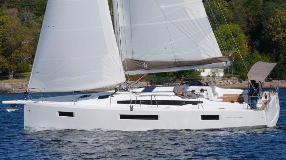 SEIL: Sun Odyssey 410 har en bom som er festet lavt på masten. Det gjør seilpakkingen enklere. Seilet har plastsleider som ikke gled godt i sporet. Vogner hadde gjort både heising og berging av storseilet til en lek. SEIL: Sun Odyssey 410 har en bom som er festet lavt på masten. Det gjør seilpakkingen enklere. Seilet har plastsleider som ikke gled godt i sporet. Vogner hadde gjort både heising og berging av storseilet til en lek.