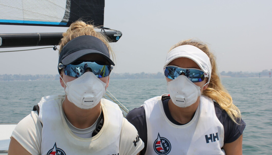 SKOGBRANNER: Også seilerne fikk merke effekten av skogbrannene i Australia. Helene Næss og Marie Rønningen trente med munnbind på en røykfylt fjord. SKOGBRANNER: Også seilerne fikk merke effekten av skogbrannene i Australia. Helene Næss og Marie Rønningen trente med munnbind på en røykfylt fjord.