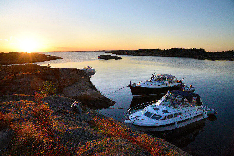SOMMER: Drømmen er å ligge i en naturhavn som Fredagshølet med ankeret i hekken og baugen inn mot land.