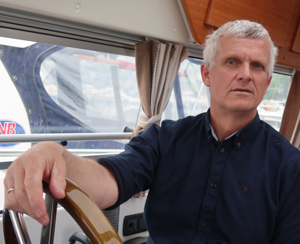 TESTER: Ole Paulsen er en erfaren båtbruker med fartstid fra Tjøme Radio. Nå jobber han for Seatronic hvor butikkens produkter blir testet ut i hans Saga 315.