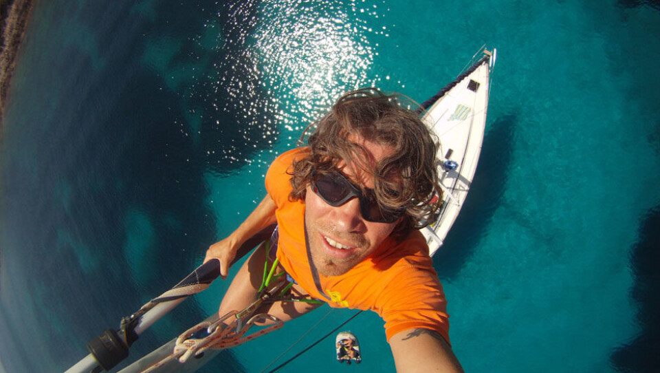 VIND: Stian Ullaland er vokst opp med motorbåt, men ble etter hvert mer fasinert av seiling og spesielt kiting. Nå gir han andre muligheten til å oppleve seiling gjennom firmaet Windrider.