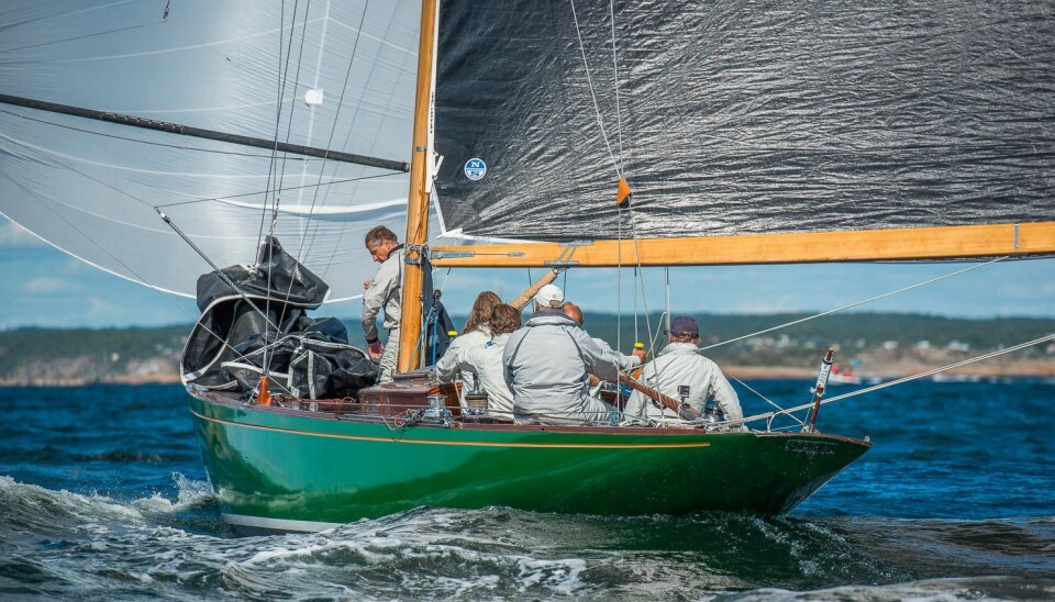 SIRA: Kjell Inge Heiberg seiler fast om bord i kong Haralds 8-meter «Sira», mens With Marine AS er leverandør av North Sails til båten.