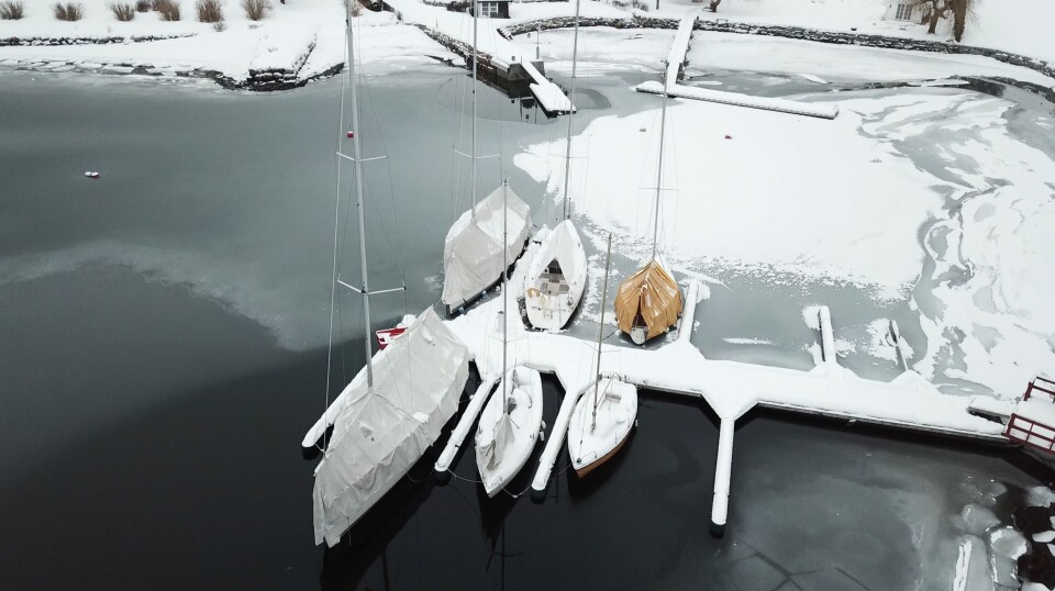 BESKYTTELSE: Presenning skal beskytte båten mot snø og vind. Et godt stativ er nødvendig for at presenningen skal ha ett stabilt underlag.