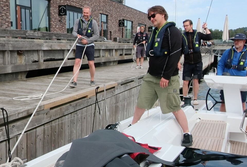TILLEGGING: Alle ble drillet til å legge Hanse 548 trygt til kai.