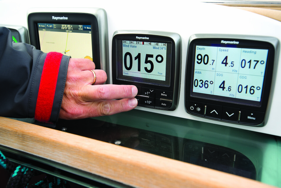 GÅ BAUT: Ved å trykke +1 og +10 grader samtidig, foretar båten en kontrollert 90 graders baut.