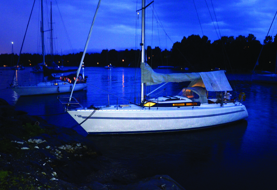 KOS: LED-belysning under dekk gjør det hyggeligere å bruke båten utover høsten.