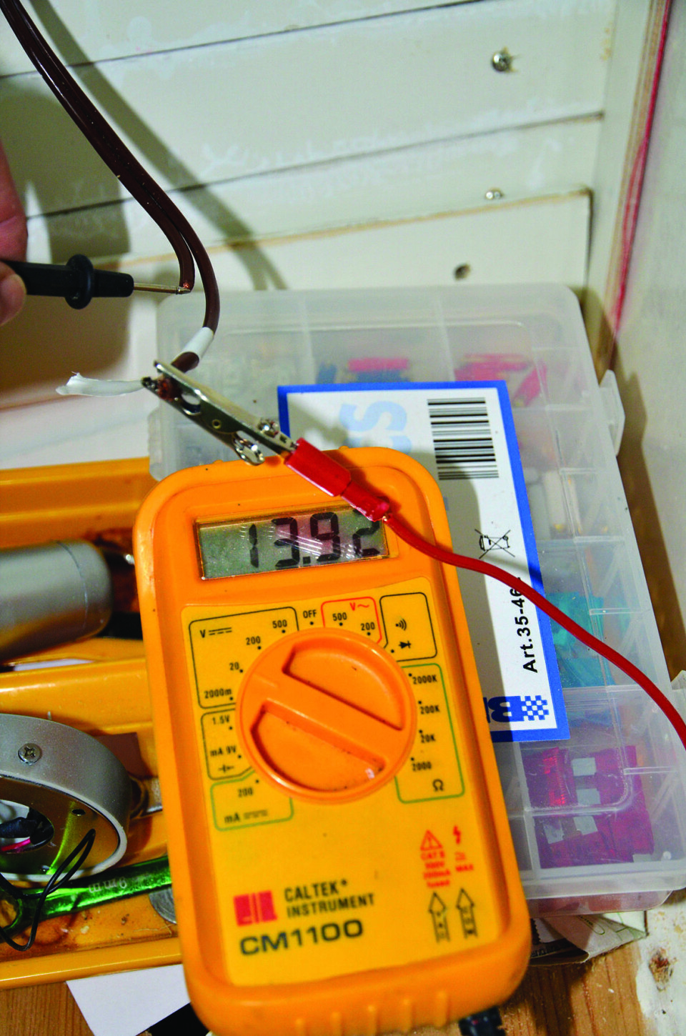 VOLTMETER: Et voltmeter avslører at det er strøm å spare ved å benytte LED-lys om bord.