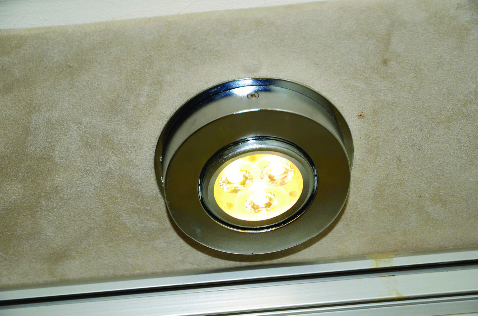 VARMT: Dagens LED-lys gir et varmt lys, tett opp mot en glødepære.