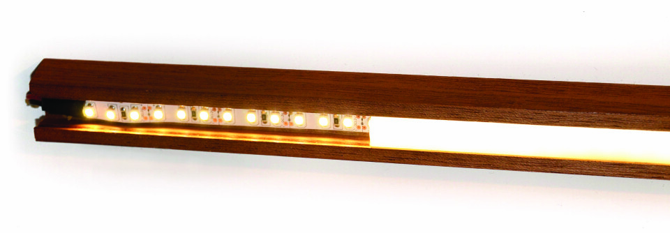 LIST: Båtsystem har utviklet en mahognilist med en LED-stripe felt inn i et spor. Foran sporet er det et matt glass som gir jevnt lys.