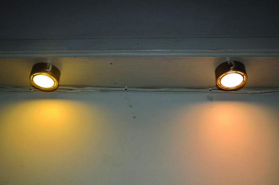FARGE: LED-lys fra Biltema til venstre og halogen fra IKEA til høyre. Gjennskinnet fra lyset gir en ulik farge. LED går litt mot gulgrønt.