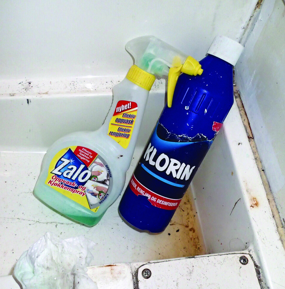 VASK: Vask med klorin. En klorblanding i spruteflaske er effektivt.