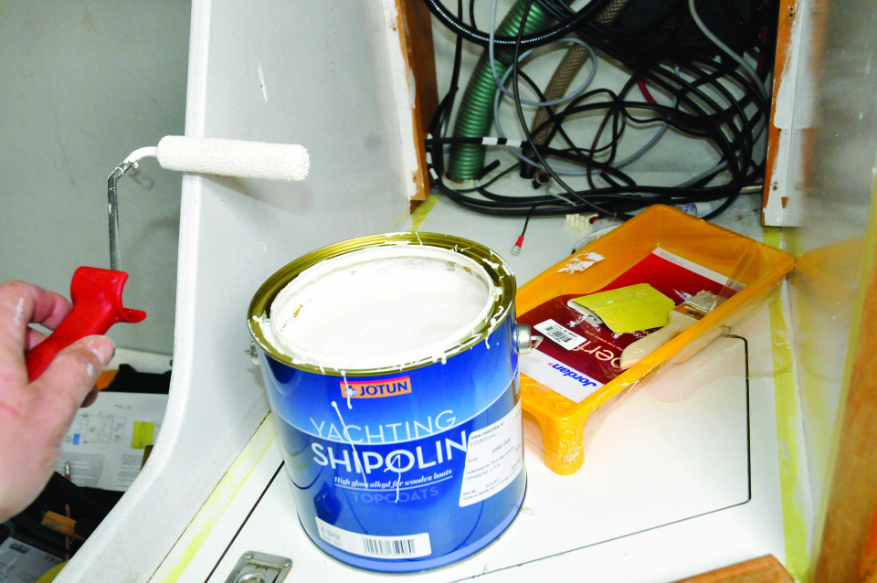 HVIT: Etter sparklingsrunde og sliping ble innredningen malt hvit med Jotun Shipolin, en en-komponent blank oljemaling.