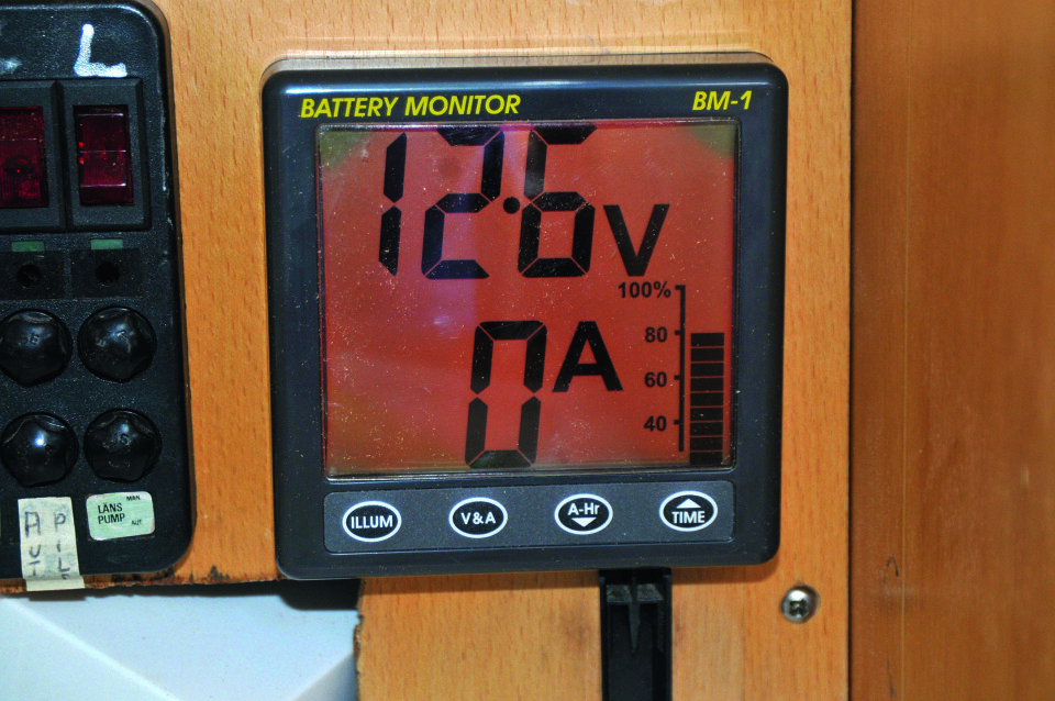STRØM: Batterimonitor gir oversikt over strømforbruket.