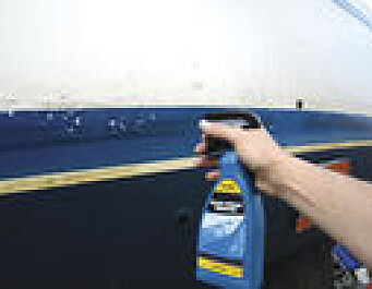 SPRAY: Kraftig vaskemiddel på sprayflaske og microfiberklut fjerner smuss effektivt. SPRAY: Kraftig vaskemiddel på sprayflaske og microfiberklut fjerner smuss effektivt.