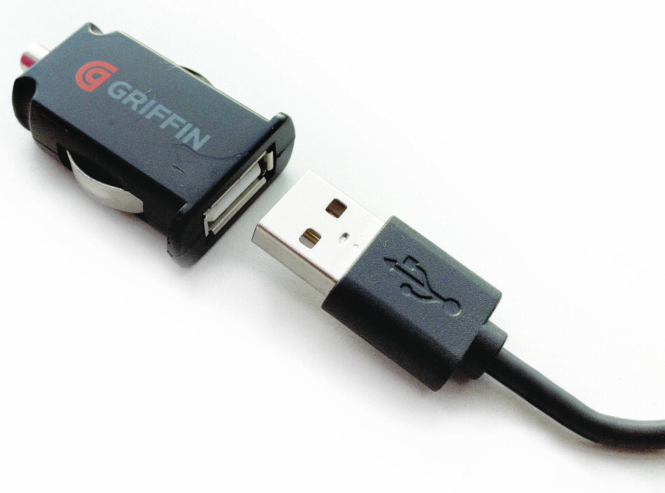 STRØM: 12 volts USB-adapter er tingen. Pass på at den leverer nok strøm til lesebrettet.