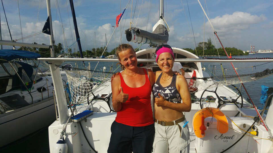 VEL FREMME: Inger Fladmark (t.v.) og Meritxell Canut er vel fremme i Karibia etter 19 døgns seilas.