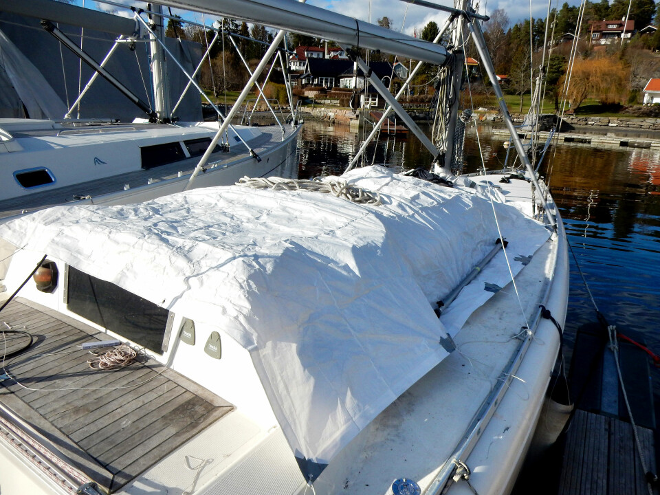 TILDEKNING: Presenning over dekk hindret fukt inn i båten. Den holdt også på varmen under lamineringen.