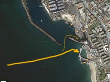 KNUST: Seilb&aring;ten skulle inn i havn i Redondo, men havnet i Redondo Beach Pier