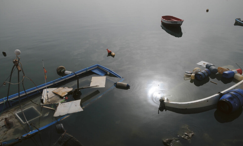HAVARERT: De små fiskebåtene er blitt slengt på land eller ligger sunket ved bøyene sine.