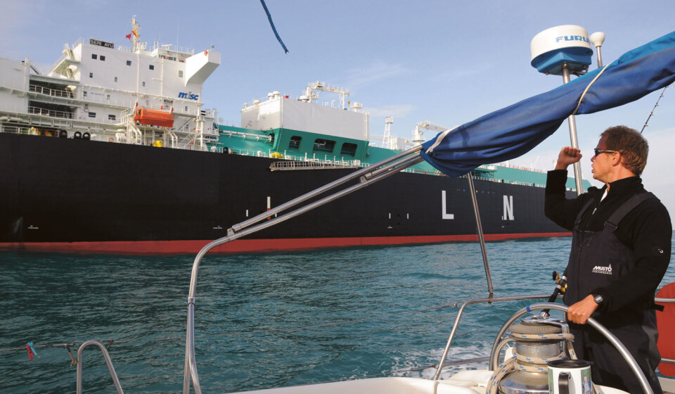 PÅ KOLLISJONSKURS: En enorm tanker var på kollisjonskurs og hadde vikeplikt. Vi måtte vike. Tankene gikk til aleneseileren Ian. Hva om han sov i en tilsvarende situasjon? PÅ KOLLISJONSKURS: En enorm tanker var på kollisjonskurs og hadde vikeplikt. Vi måtte vike. Tankene gikk til aleneseileren Ian. Hva om han sov i en tilsvarende situasjon?