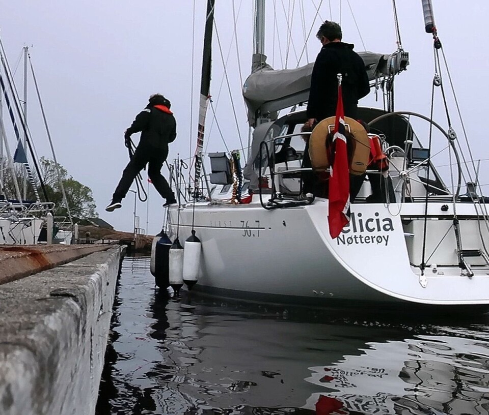 Bli trygg på sjøen ved å glane på en skjerm