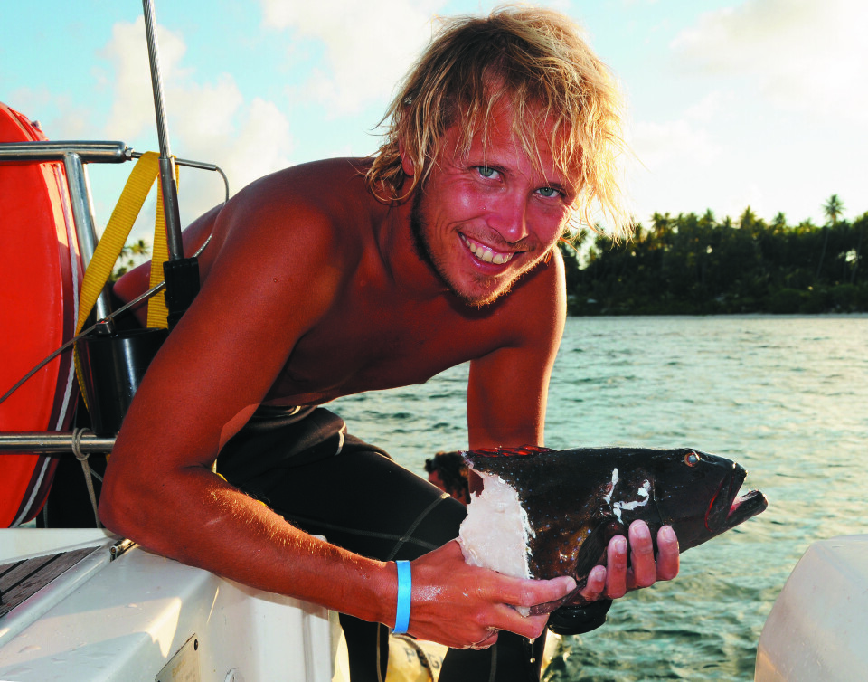 MIDDAG: Kyrre Lind-Isaksen med det som var igjen av middagsfisken etter at haiene hadde forsynt seg.