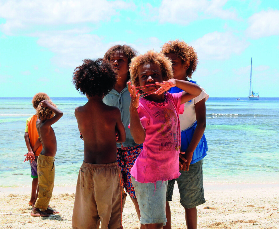 BEKYMRINGSLØST: Barna på Futuna lever et tilsynelatende bekymringsløst liv på den vesle stillehavsøya.