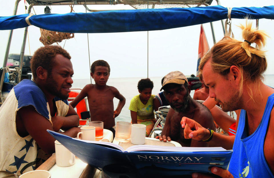 OM NORGE: Innfødte på Vanuatu blir fortalt om Norge. For dem er det like merkverdig som Vanuatu er for oss. OM NORGE: Innfødte på Vanuatu blir fortalt om Norge. For dem er det like merkverdig som Vanuatu er for oss.