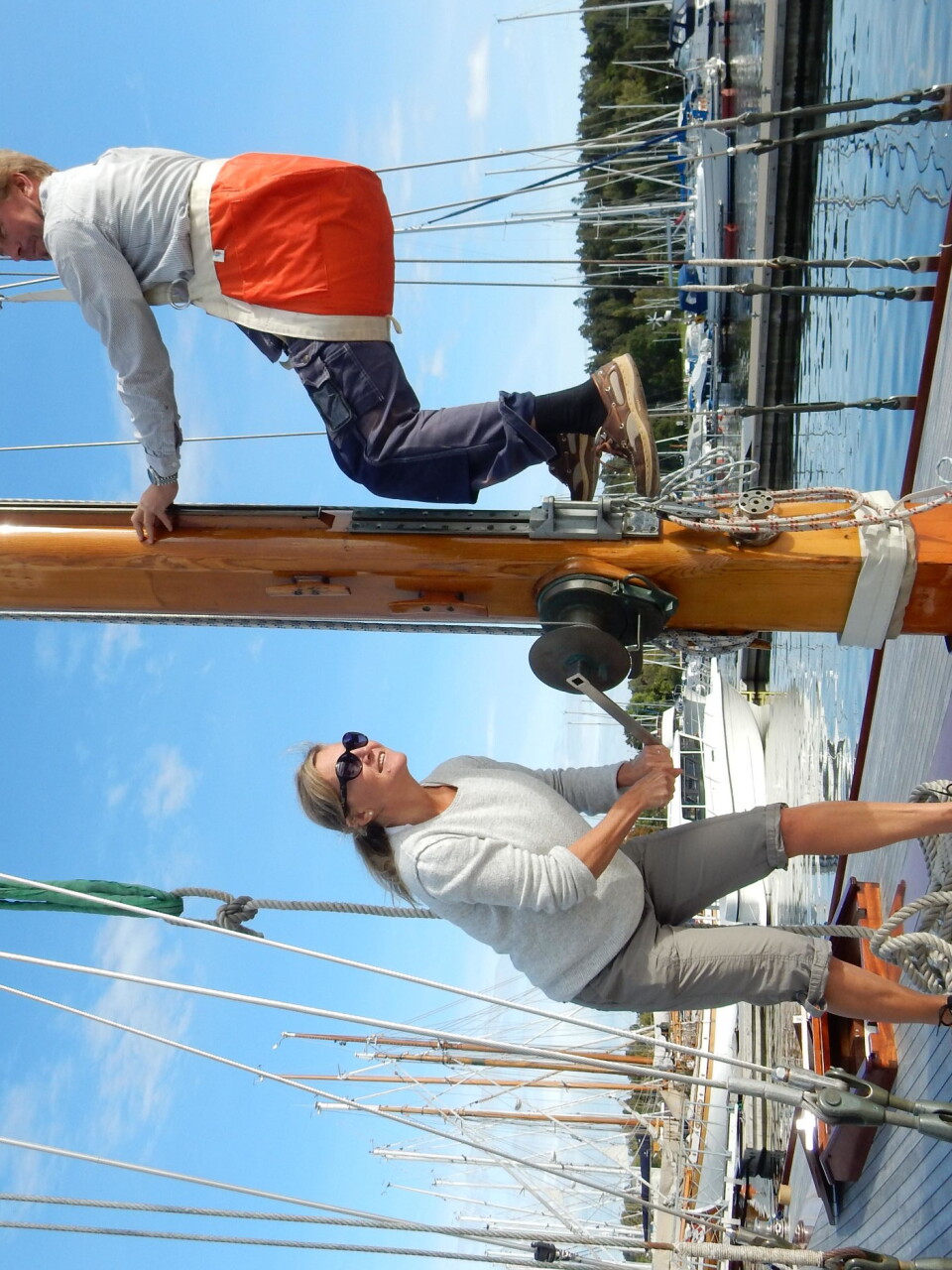 TO: Johan Christian Falchenberg og kona Heidi Helene Aasen klarer det meste av nedriggingen selv. Skipperen er lettere å få opp i masten enn storseilet. TO: Johan Christian Falchenberg og kona Heidi Helene Aasen klarer det meste av nedriggingen selv. Skipperen er lettere å få opp i masten enn storseilet.