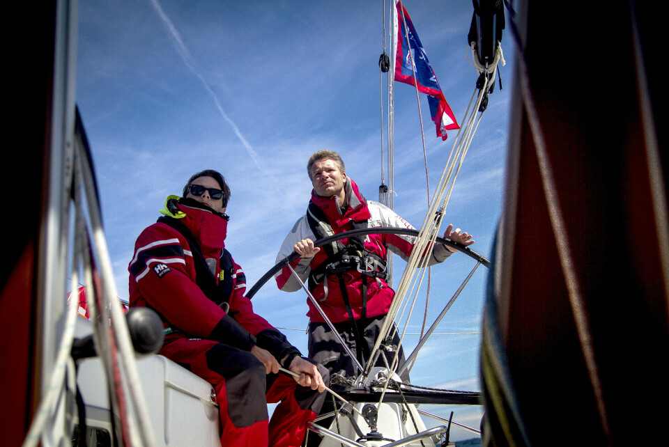 TRIM: Kaptein Høiskar og Mathias finjusterer kurs og seilføring. Det var tidvis meget flotte forhold over havet.