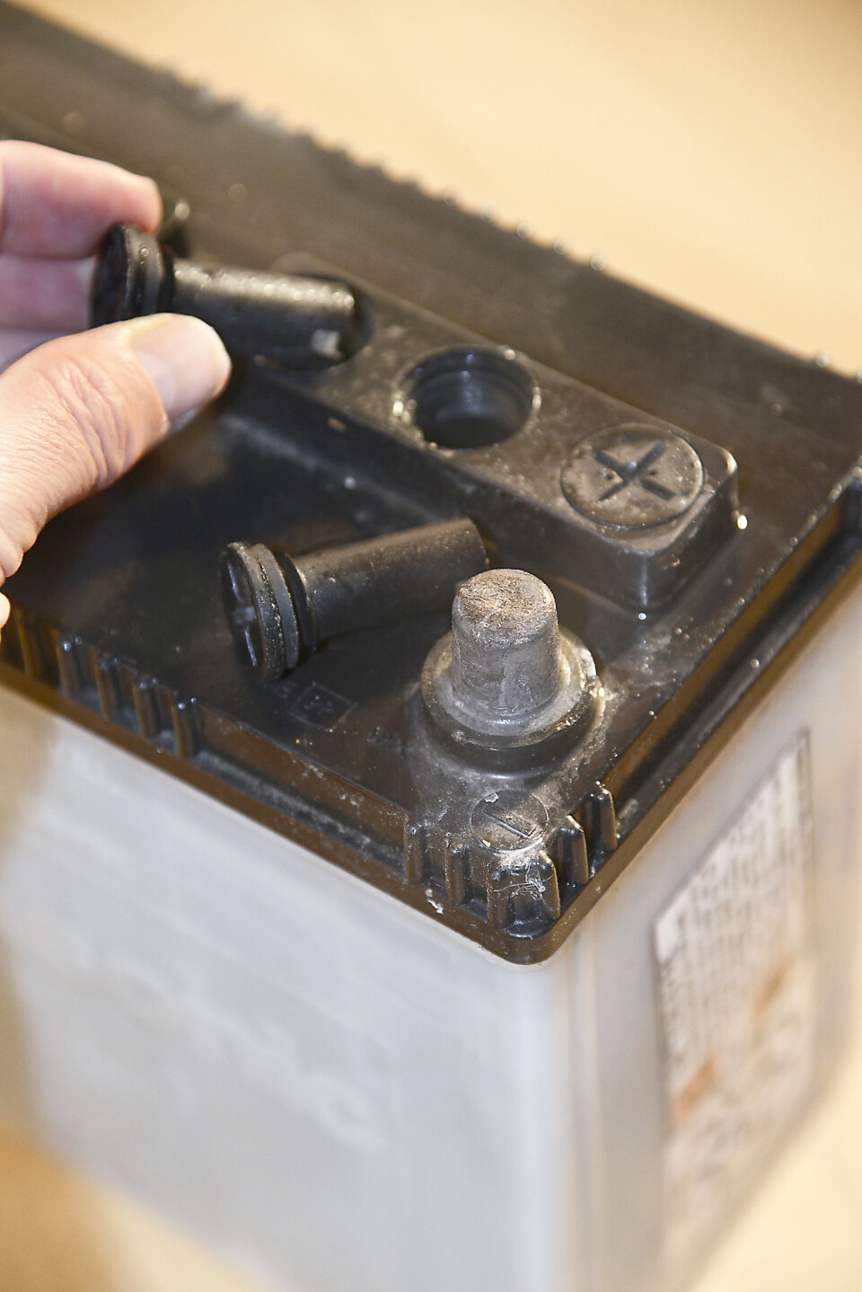 SJEKK: Rengjør batterisko og koblinger om nødvendig. Koblingen på bildet er slik den bør se ut. SJEKK: Rengjør batterisko og koblinger om nødvendig. Koblingen på bildet er slik den bør se ut.