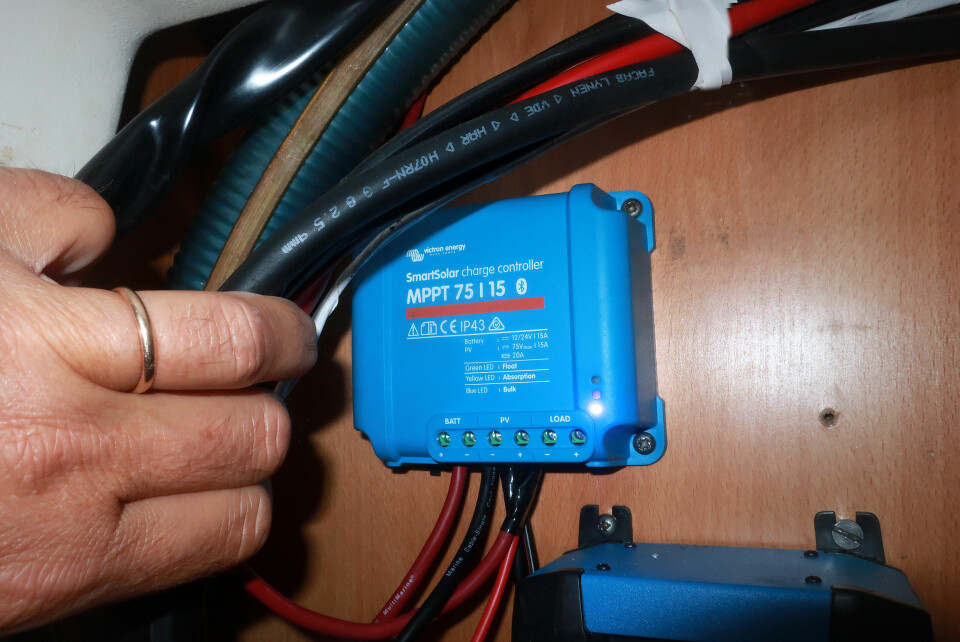REGULATOR: Laderegulatoren har festepunkter for strøm inn fra panelene og strøm ut til batteriet.
