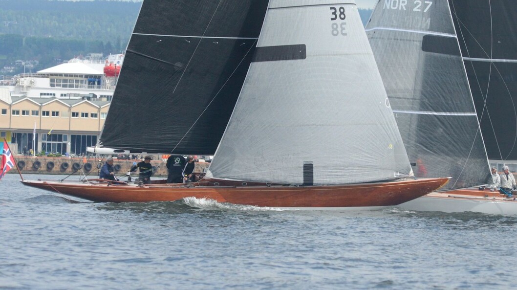 6MR: «Wanda» holder høy fart ut fjorden. 6MR: «Wanda» holder høy fart ut fjorden.