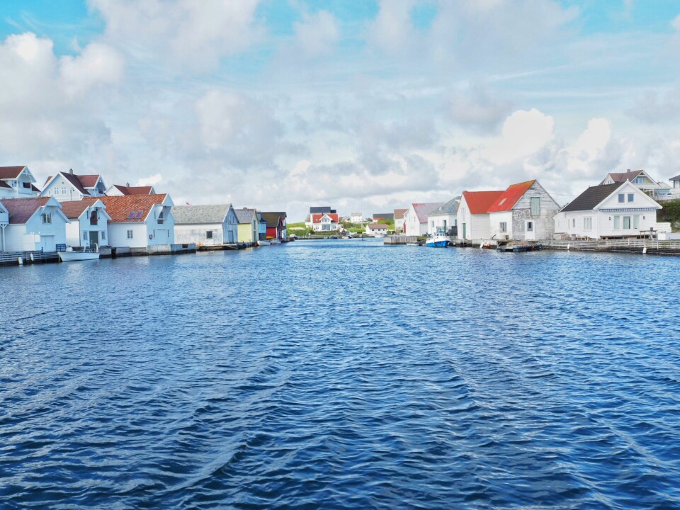ROGALAND: På Kvitsøy ligger hvite hus tett langs vannkanten.