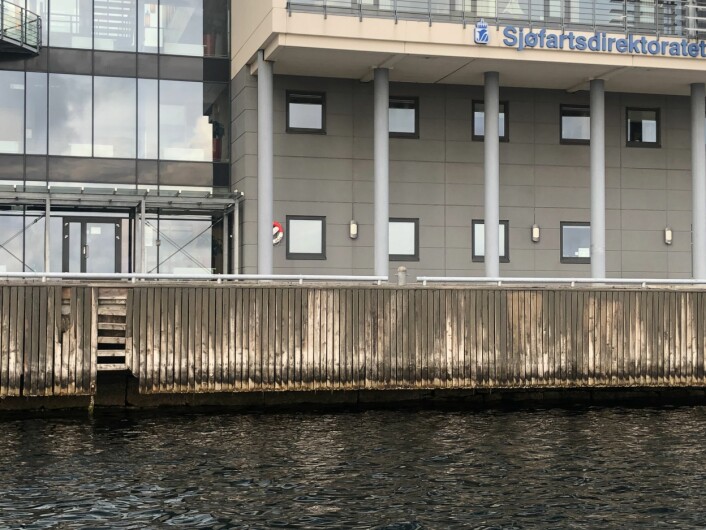 Selv ikke Sj&oslash;rfartsdirektoratet i Haugesund har godkjente redningsstiger p&aring; sitt kaianlegg if&oslash;lge &Aring;ge Wee. (Foto &Aring;ge Wee).