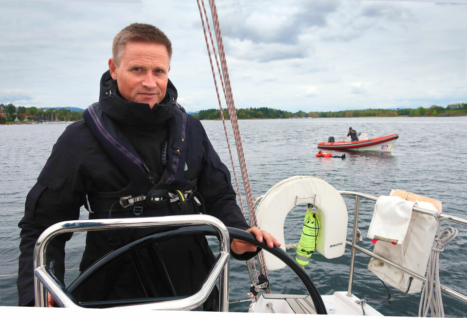 REKONSTRUKSJON: Håkon Hjorthøy med Sigmund Hertzberg i vannet under test av MOB-utstyr i høst.