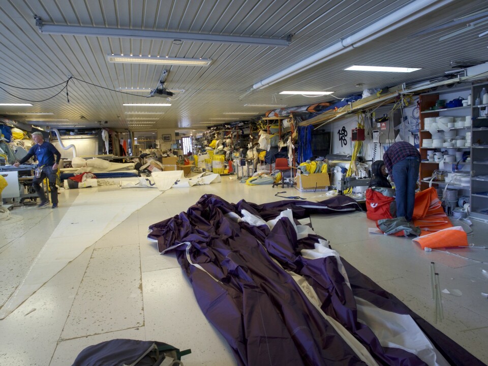 AKTIVITET: Selv om produksjonen av større seil er satt ut, er det fortsatt stor aktivitet på loftet i Bærum.