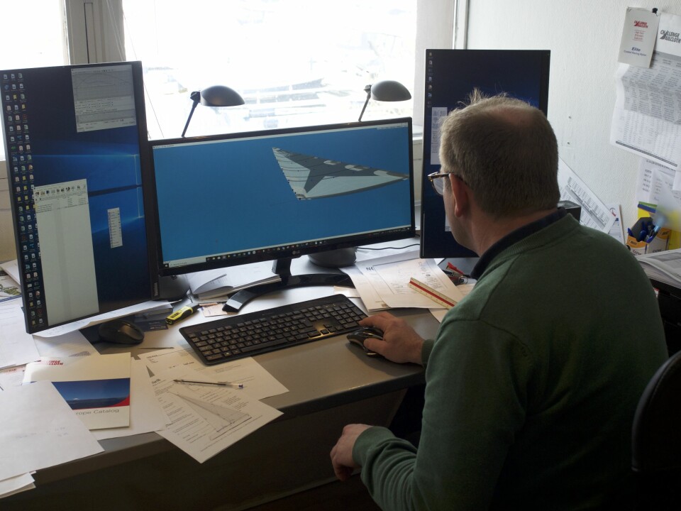 DESIGNPROGRAM: På skjermen kan sjefsdesigner Terje Wang  vri og vende på profilene og simulere hvordan seilet vil oppføre seg med ulik trim under skiftende vindforhold.