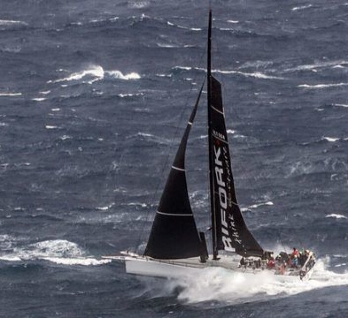 VO 70: «Trifork» fotografert den gangen den satte ny rekord rundt øya Mallorca i 20 m/s vind. VO 70: «Trifork» fotografert den gangen den satte ny rekord rundt øya Mallorca i 20 m/s vind.